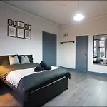 Trendy Studio In Moseley
